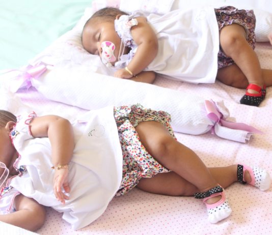 Schlafen: Zwillinge gemeinsam oder getrennt ? schlafende Zwillinge es sind zwei