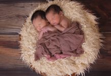 Zwillingswissen: Zwillinge in verschiedenen Jahrzehnten geboren kuschelnde Zwillinge