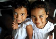 Gemeinsame oder getrennte Klasse? Der Blick auf die Zwillingsbeziehung hilft Zwillingsmädchen