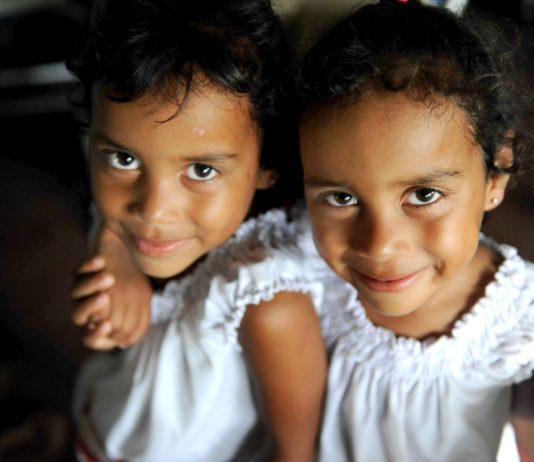 Gemeinsame oder getrennte Klasse? Der Blick auf die Zwillingsbeziehung hilft Zwillingsmädchen