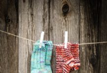 Zwillingstipp beim Füttern: Stülp die Socken über! Babysocken Zwillingstipp