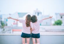 Wie lebt es sich als Zwilling, Lisa und Nina? Wie lebt es sich als Zwilling