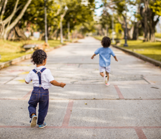 Unterwegs mit Zwillingen: Da laufen sie Unterwegs mit Zwillingen- Es sind zwei DAS Zwillingsportal
