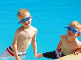Urlaub mit Zwillingen – schön, aber herausfordernd www.es-sind-zwei.de DAS Zwillingsportal Alleine schwimmen mit Zwillingen