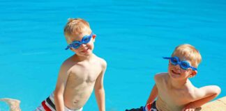 Urlaub mit Zwillingen – schön, aber herausfordernd www.es-sind-zwei.de DAS Zwillingsportal Alleine schwimmen mit Zwillingen