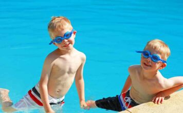 Urlaub mit Zwillingen – schön, aber herausfordernd www.es-sind-zwei.de DAS Zwillingsportal Alleine schwimmen mit Zwillingen