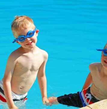 Urlaub mit Zwillingen – schön, aber herausfordernd www.es-sind-zwei.de DAS Zwillingsportal Alleine schwimmen mit Zwillingen