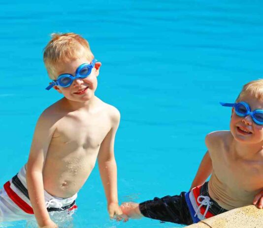 Urlaub mit Zwillingen – schön, aber herausfordernd www.es-sind-zwei.de DAS Zwillingsportal Alleine schwimmen mit Zwillingen