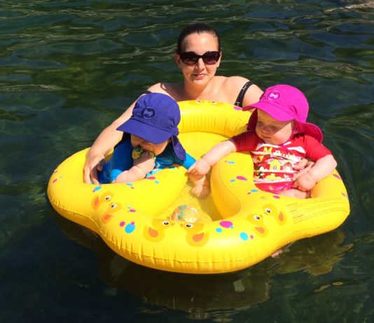 Alleine mit Zwillingen schwimmen gehen? #Anzeige Alleine mit Zwillingen schwimmen - Es sind zwei DAS Zwillingsportal