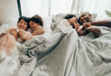 Familienbett mit Zwillingen, und diverse andere Schlafsituationen. Vor- und Nachteile www.es-sind-zwei.de Familienbett mit Zwillingen