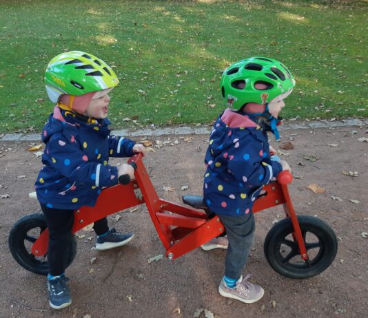 Mobil mit Zwillingen: Ein Tandemlaufrad für Zwillinge es-sind-zwei.de DAS Zwillingsportal Ein Tandemlaufrad für Zwillinge