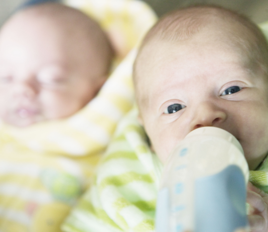 Zwillinge gleichzeitig füttern – 4 Möglichkeiten * Anzeige www.es-sind-zwei.de DAS Zwillingsportal Zwillinge gleichzeitig füttern