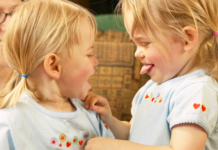 5 Tipps, wenn Zwillinge sich gegenseitig hochschaukeln es-sind-zwei.de DAS Zwillingsportal Wenn sich Zwillinge gegenseitig hochschaukeln