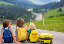 Leicht reisen mit Zwillingen? Mit dieser Ausstattung geht das! www.es-sind-zwei.de DAS Zwillingsportal Leichter reisen mit Zwillingen