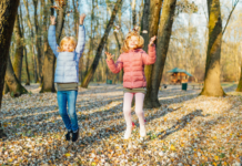 Zurückstellung der Zwillinge von der Einschulung: Ein Erfahrungsbericht www.es-sind-zwei.de Wie lebt es sich als Zwilling?
