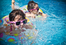Schwimmhilfen für Zwillinge von Baby bis Kleinkind www.es-sind-zwei.de DAS Zwillingsportal Schwimmhilfen für Zwillinge