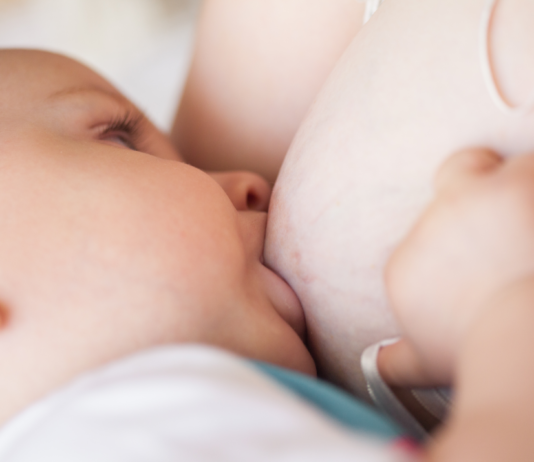 5 Tipps für das Stillen von Zwillingen im Sitzen www.es-sind-zwei.de DAS Zwillingsportal 5 Tipps für das Stillen von Zwillingen im Sitzen