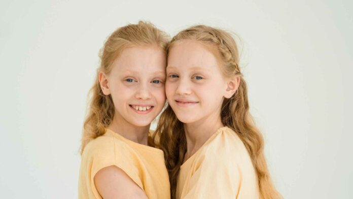 Zwillingsmädchen www.es-sind-zwei.de DAS Zwillingsportal Interview 11jährige Zwillinge