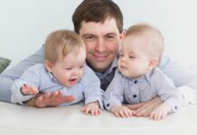 Wie Zwillingsväter das Stillen unterstützen können – 5 Tipps www.es-sind-zwei.de DAS Zwillingsportal Wie Zwillingsväter das Stillen unterstützen können