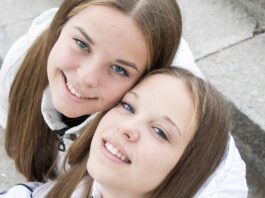 Zwillinge in der Pubertät – Zwillingswissen www.es-sind-zwei.de DAS Zwillingsportal Zwillinge in der Pubertät