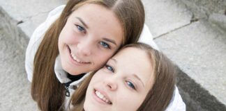Zwillinge in der Pubertät – Zwillingswissen www.es-sind-zwei.de DAS Zwillingsportal Zwillinge in der Pubertät
