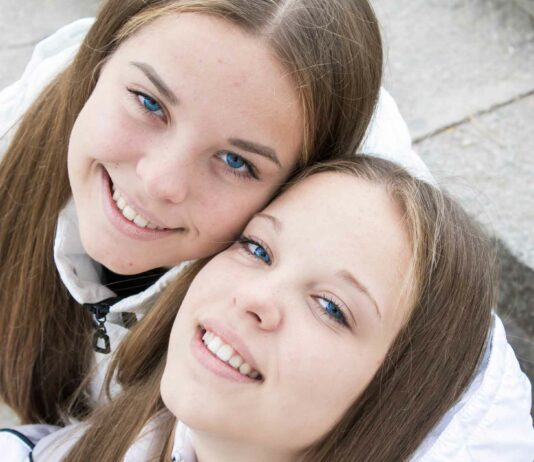 Zwillinge in der Pubertät – Zwillingswissen www.es-sind-zwei.de DAS Zwillingsportal Zwillinge in der Pubertät