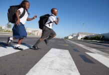 Gemeinsame Schulwege bei Zwillingen? Ein Erfahrungsbericht www.es-sind-zwei.de DAS Zwillingsportal gemeinsame Schulwege bei Zwillingen