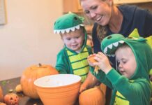 Twinspiration: Halloweenkostüme für Zwillingsschwangere und Zwillingskinder www.es-sind-zwei.de DAS Zwillingsportal Halloweenkostüme für Zwillingsschwangere und Zwillingskinder