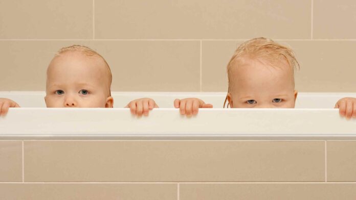 badende Zwillinge www.es-sind-zwei.de DAS ZWillingsportal Zwillinge baden